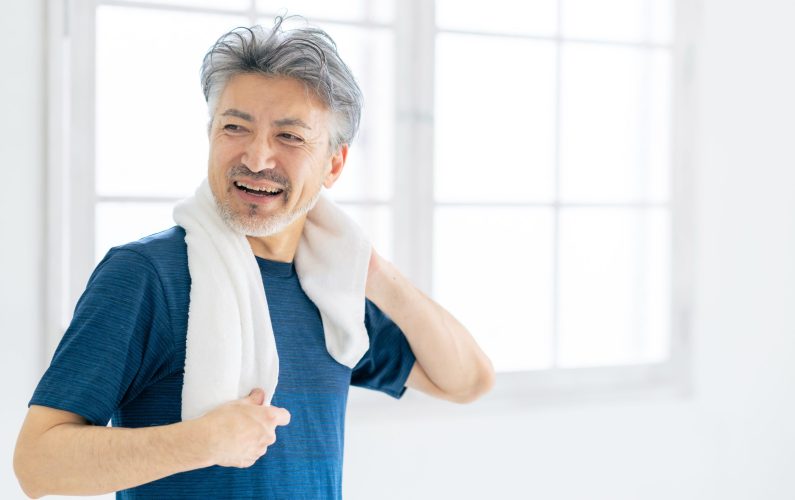 タオルで汗を拭くシニア男性　アクティブシニア